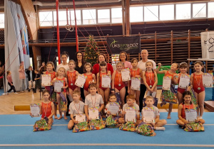 Gimnastycy z trenerami, wychowawcą i Dyrekcją szkoły