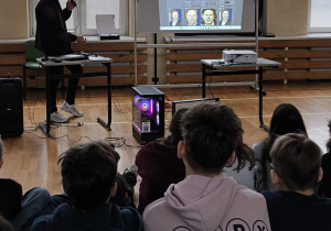 Prowadzący z uczniami