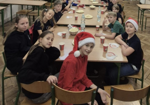 Uczniowie siedzą przy stole