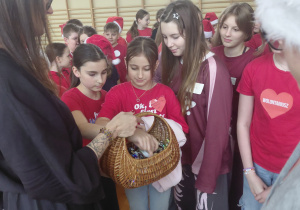 Pani dyrektor rozdaje upominki