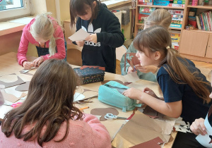 Dzieci siedzą przy stoliku