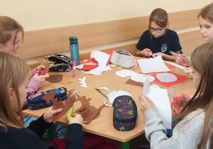 Uczniowie pracują przy stole