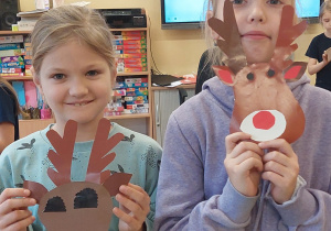 Uczennice pokazują swoje prace