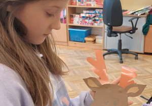 Uczennica ze swoją pracą