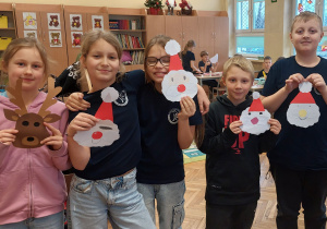 Uczniowie pokazują swoje prace