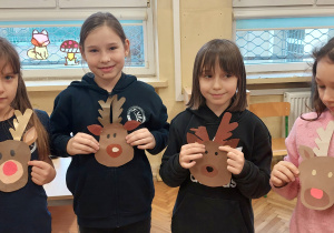 Uczennice pokazują soje prace