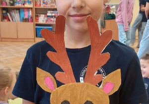 Uczennica ze swoją pracą