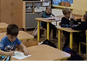 Dzieci biorą udział w zajęciach o tematyce mikołajkowej