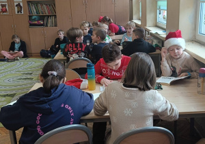 Dzieci wykonują zadanie plastyczne z okazji mikołajek