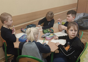 Dzieci pracują podczas zajęć wykonując wymarzoną choinkę