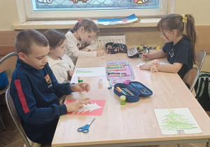 Dzieci pracują wspólnie podczas zajęć przy stoliku