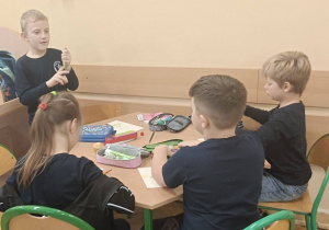 Dzieci wspólnie rozmawiają o wymarzonej choince