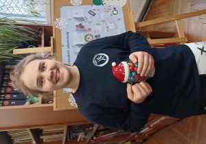 Uczennica z kubkiem cukierków