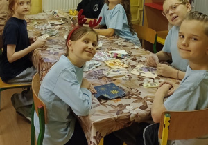 Uczniowie siedzą przy stoliku