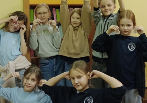 Uczniowie pokazują swoje prace