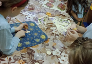 Uczniowie pracują przy stoliku