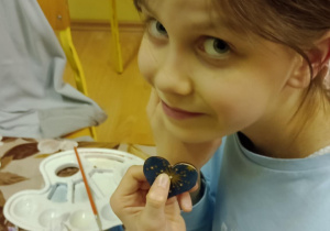 Uczennica pokazuje serduszko