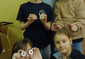 Uczniowie ze swoimi pracami