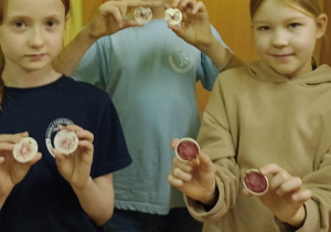 Uczennice pokazują swoje prace