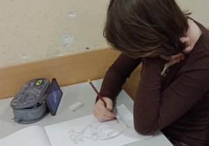 Uczennica rysuje