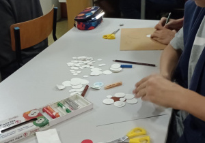 Uczniowie pracują przy stoliku