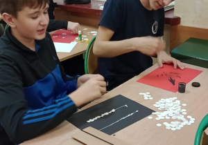 Uczniowie wykonują prace plastyczne