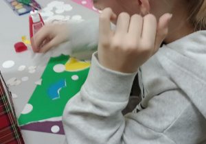 Uczennica wykonuje pracę plastyczną