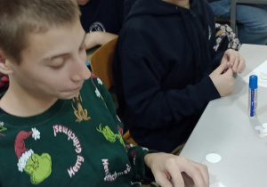 Uczeń siedzi w ławce