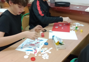Uczniowie wykonują pracę plastyczną