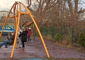 Dzieci lubią wspólnie spędzać wolny czas na integracyjne zabawy