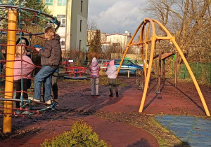 Dzieci wspólnie spędzają wolny czas w świetlicy na świeżym powietrzu
