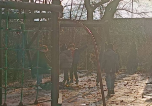 Dzieci wspólnie wymyślają zabawy