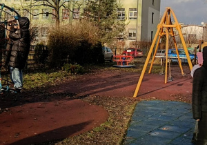 Dzieci wspólnie spędzają kreatywnie czas wolny na świeżym powietrzu