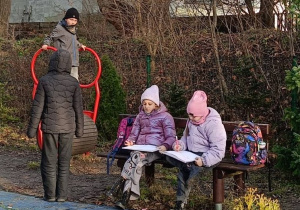 Dzieci wspólnie wymyślają zabawy na świeżym powietrzu