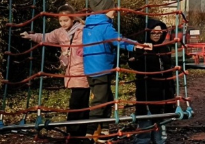 Uczniowie bawią się w zabawę pt. „Pająk”