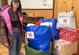 Pani dyrektor z paczkami