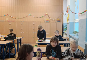 Uczniowie starają się samodzielnie wymyśleć grę planszową w parach