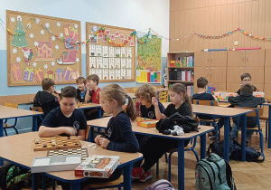 Uczniowie spędzają kreatywnie wolny czas wspólnie grając w gry