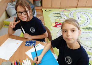 Uczennice pracują przy stoliku