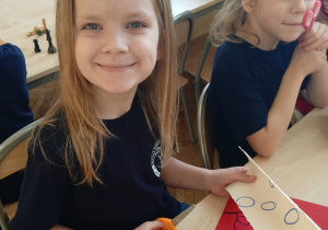 Uczennice siedzą w ławce