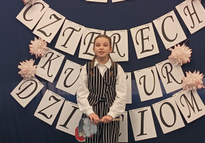 Uczennica stoi na scenie i recytuje