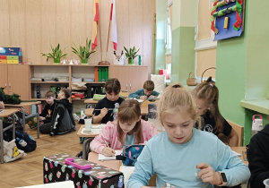 Dzieci odgadują w parach zagadki tematyczne dotyczące świąt