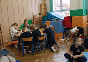 Dzieci wykonują ćwiczenie związane ze świętami