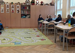 Dzieci pracują w grupach podczas zajęć świetlicowych