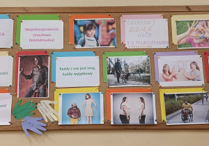 Tablica szkoły włączającej z tematem o osobach niepełnosprawnych