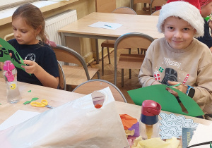 Uczniowie pracują przy stoliku