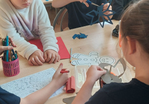 Uczniowie pracują przy stoliku