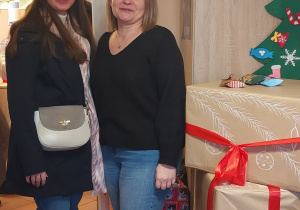 Dwie panie stoją przy prezentach