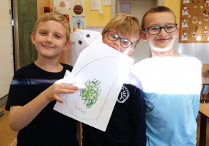 Uczniowie stoją w sali