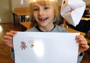Dziecko pokazuje swoją pracę